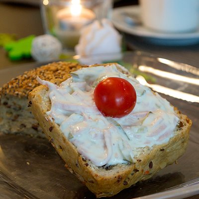 Ganzes krniges Brtchen mit Fleischsalat belegt