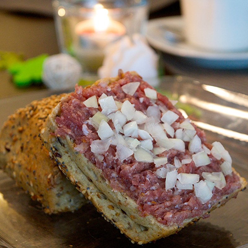 Körniges Brötchen mit Zwiebelmett belegt - lecker und günstig, 2,85