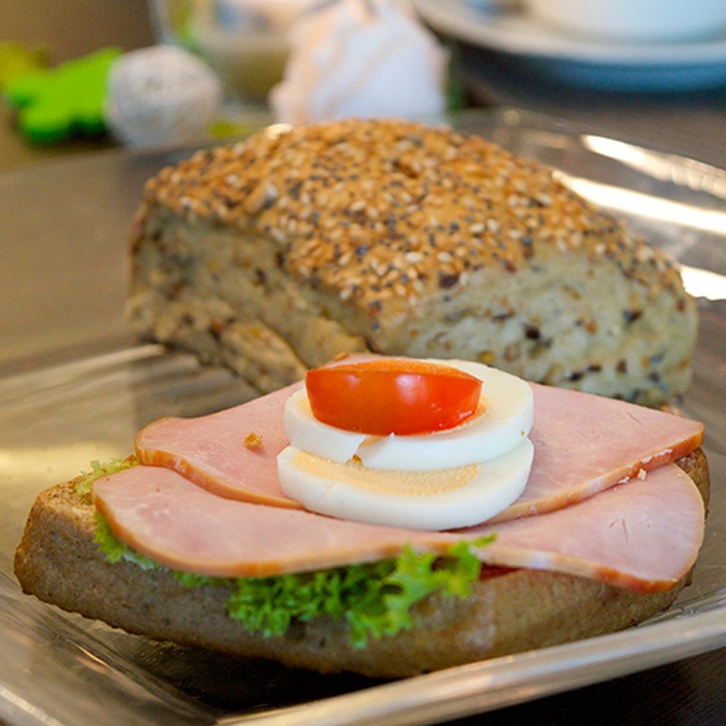 Körniges Brötchen mit Kassler belegt - lecker und günstig, 2,85