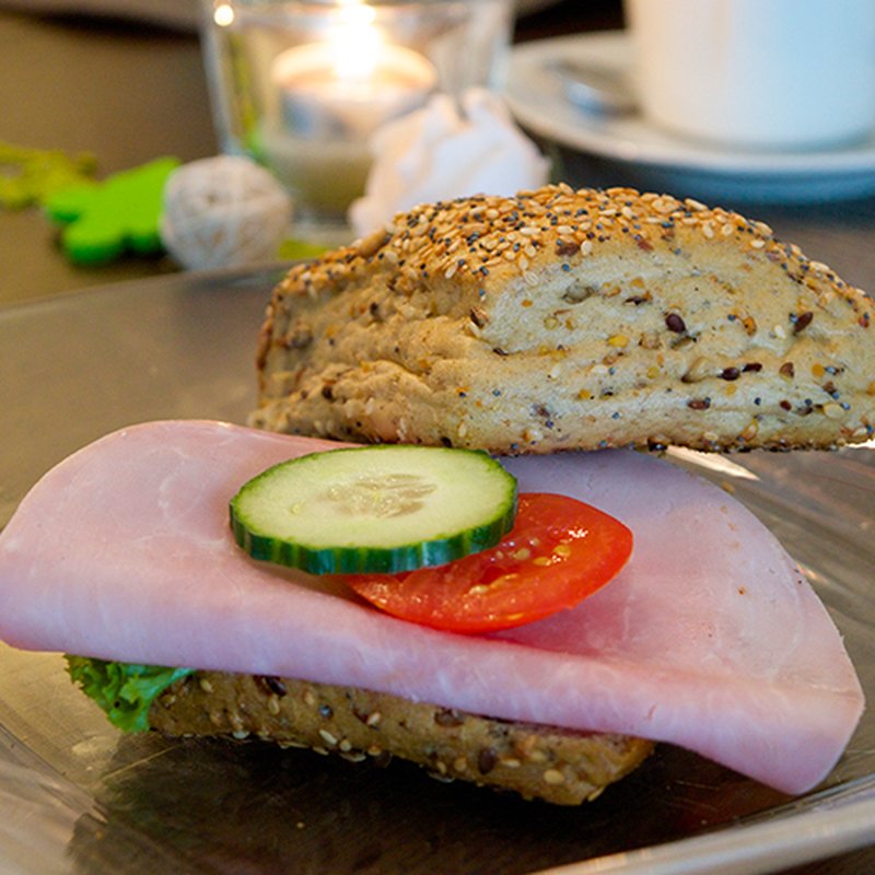 Körniges Brötchen mit gekochtem Delikatess-Schinken belegt - lecker und ...