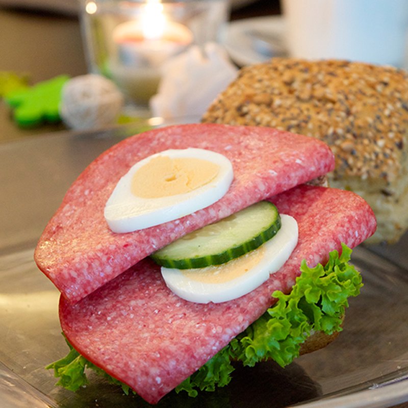 Körniges Brötchen mit Salami belegt - lecker und günstig, 2,85