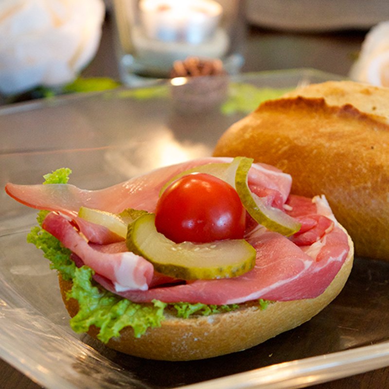Krosses Brötchen mit Räucherschinken belegt - lecker und günstig, 2,75