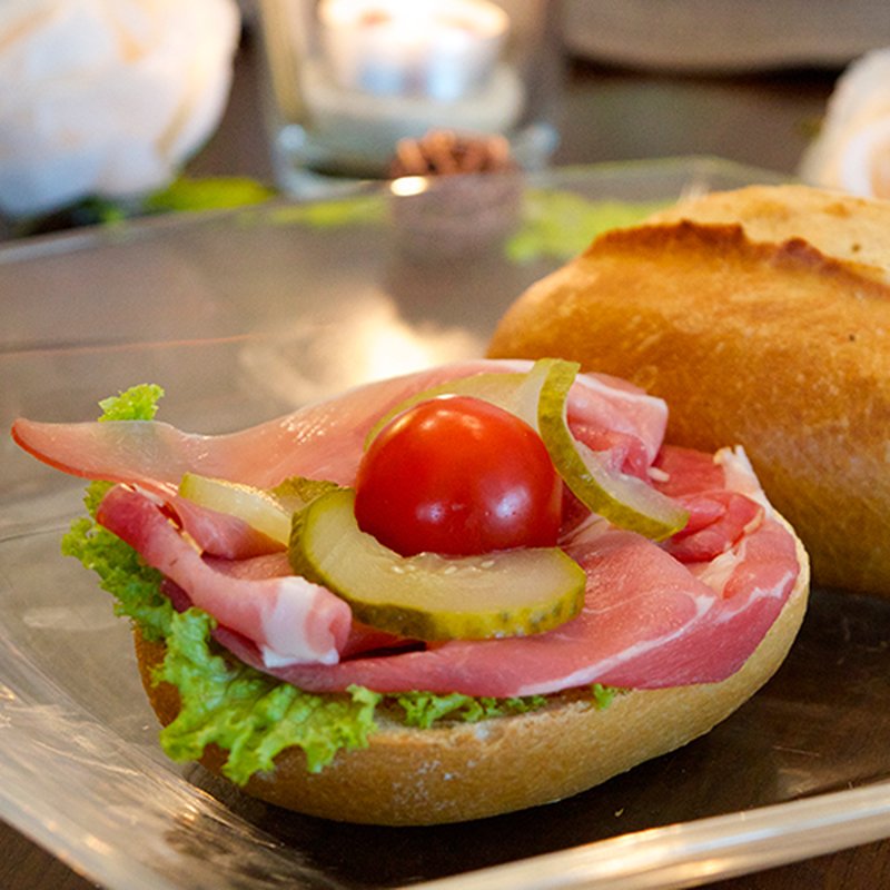 Krosses Brötchen mit Räucherschinken belegt - lecker und günstig, 2,65