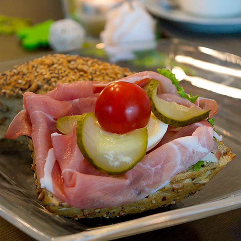 Körniges Brötchen mit Räucherschinken belegt - lecker und günstig, 2,85