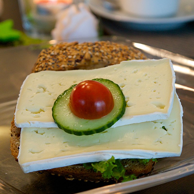 Körniges Brötchen mit Camembert belegt - lecker und günstig, 2,85