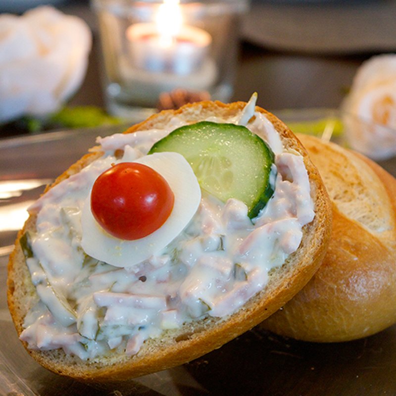 Krosses Brötchen mit Fleischsalat belegt - lecker und günstig, 2,75