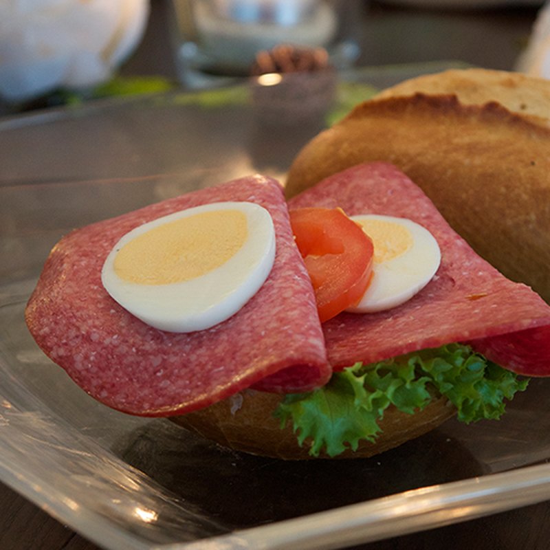 Halbes krosses Brötchen mit Salami belegt - lecker und günstig, 2,75
