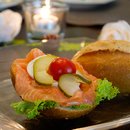 Ganzes Krosses Brtchen mit Lachs belegt