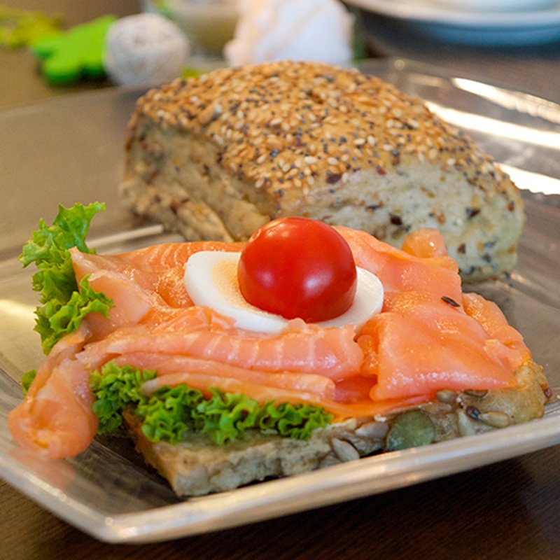 Ganzes körniges Brötchen mit Lachs belegt - lecker und günstig, 4,75