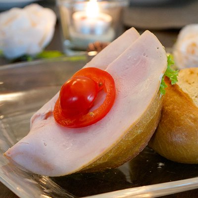 Ganzes Krosses Brtchen mit Putenbrust belegt