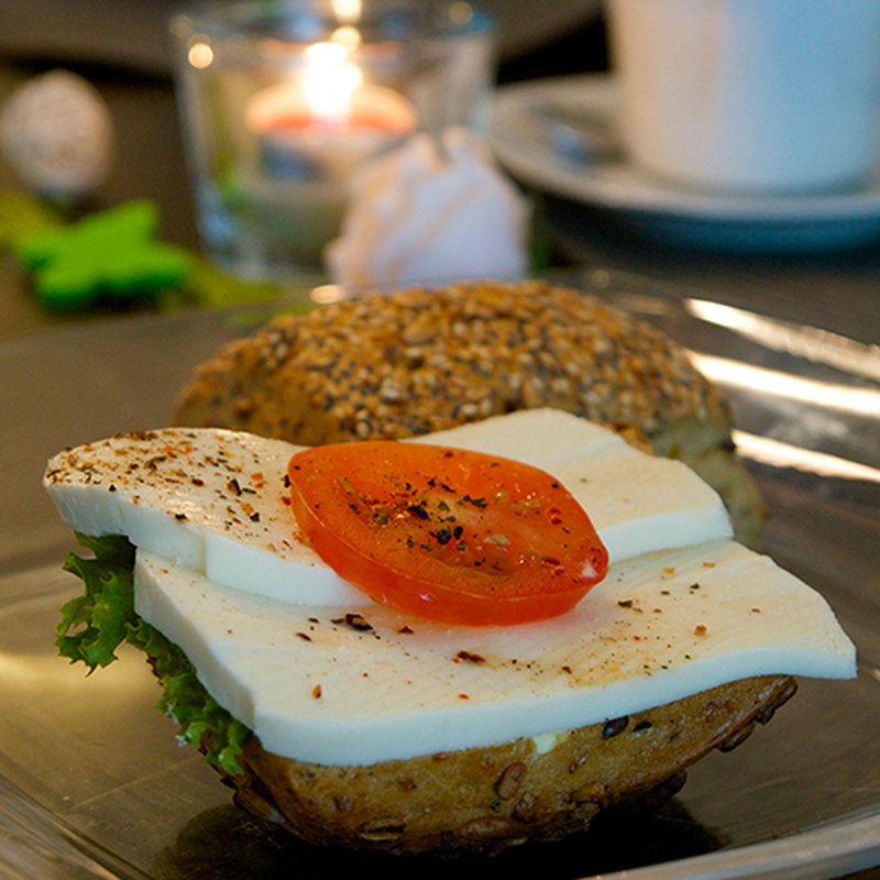 Halbes körniges Brötchen mit Tomate/Mozarella belegt - lecker und ...