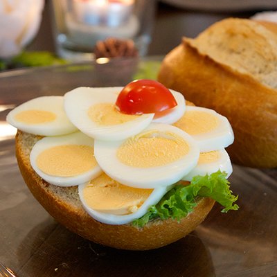 Ganzes Krosses Brtchen mit Eischeiben belegt