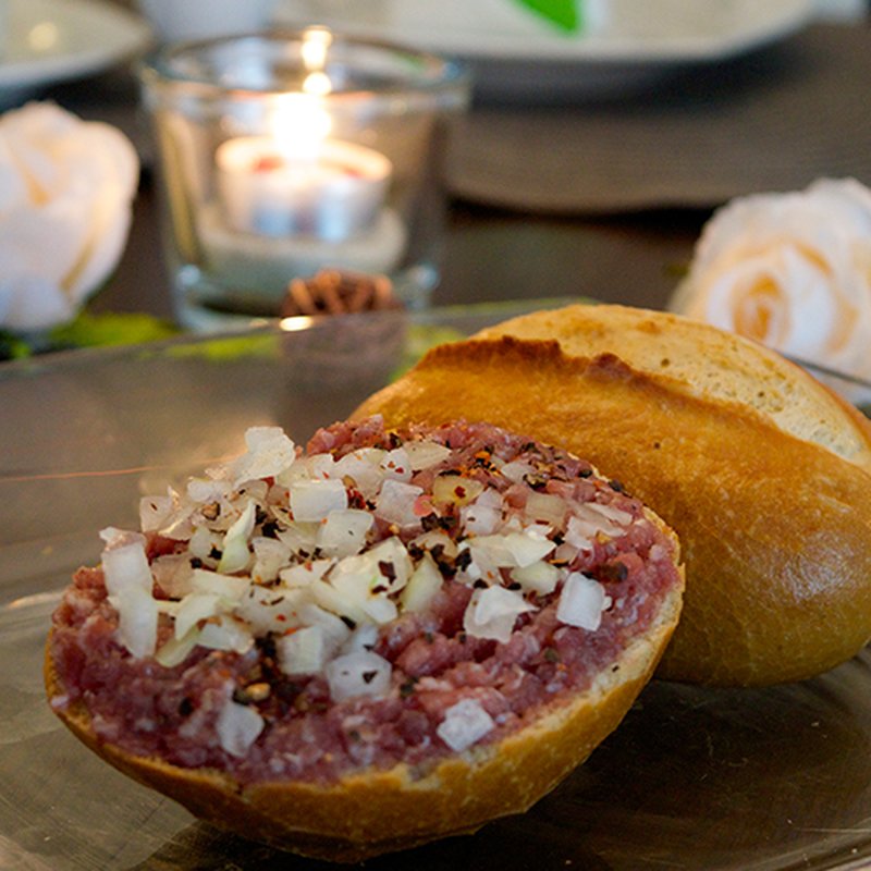 Ganzes krosses Brötchen mit Zwiebelmett belegt - lecker und günstig, 2,95