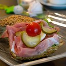 Ganzes krniges Brtchen mit Rucherschinken belegt