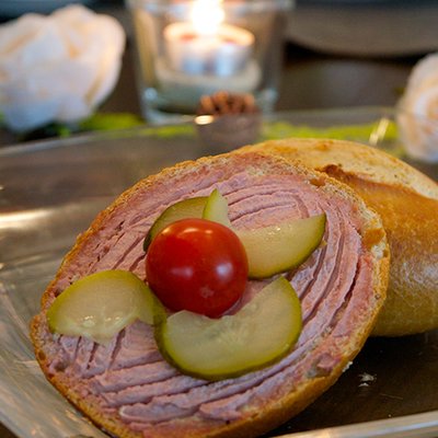 Ganzes Krosses Brtchen mit Kalbsleberwurst belegt