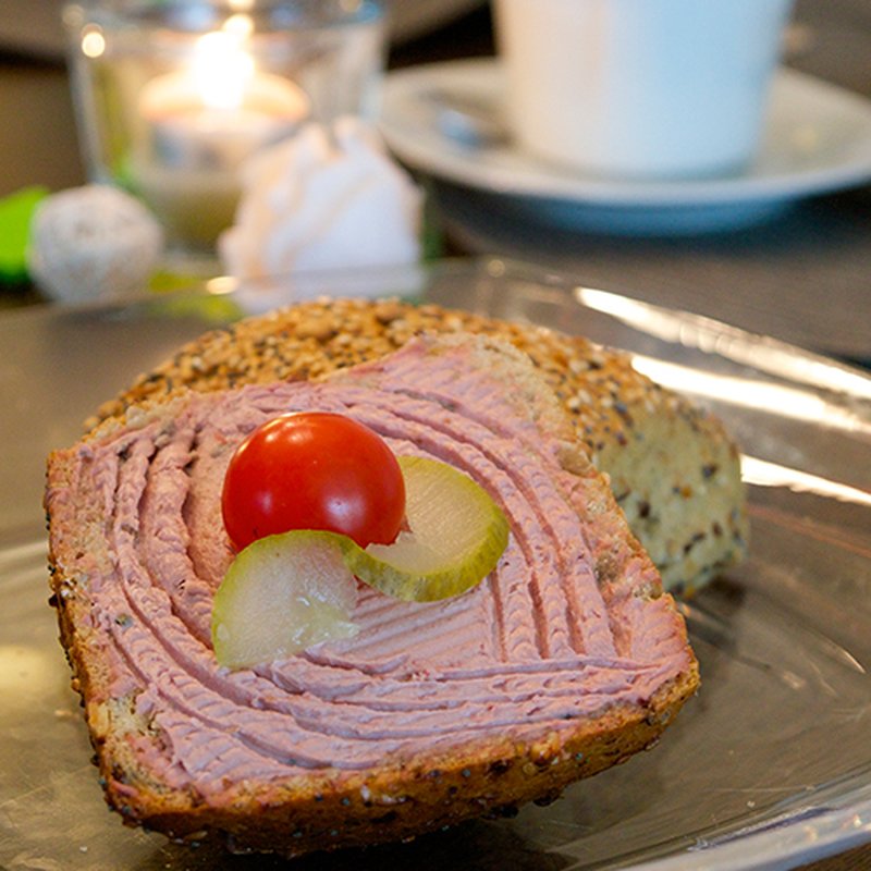 Halbes körniges Brötchen mit Kalbsleberwurst belegt - lecker und ...