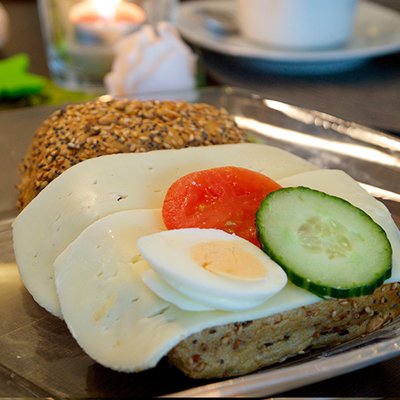 Ganzes krniges Brtchen mit Esrom belegt