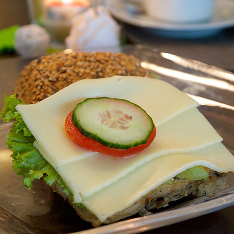 Halbes körniges Brötchen mit Gouda belegt - lecker und günstig, 2,85